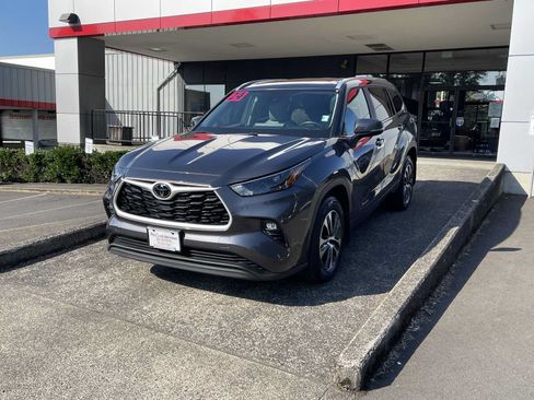 Certified 2024 Toyota Highlander XLE AWD/4WD image 4
