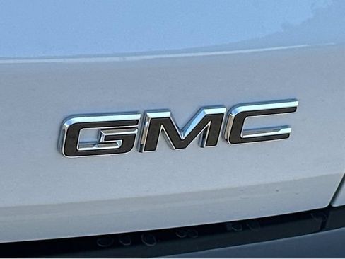 New 2026 GMC Acadia Denali Ultimate w/ LPO, Floor Liner Package AWD/4WD image 9