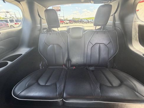 Used 2018 Chrysler Pacifica Limited w/ Advanced Safetytec Group FWD image 17