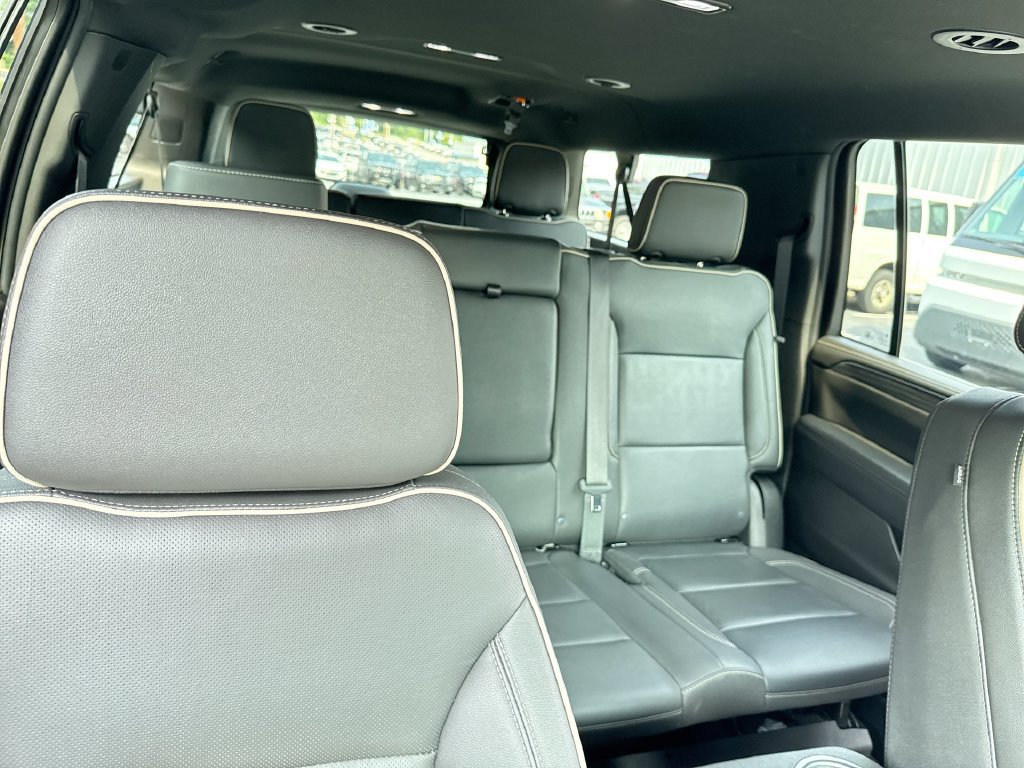 Used 2024 GMC Yukon XL SLT w/ SLT Luxury Package RWD image 34
