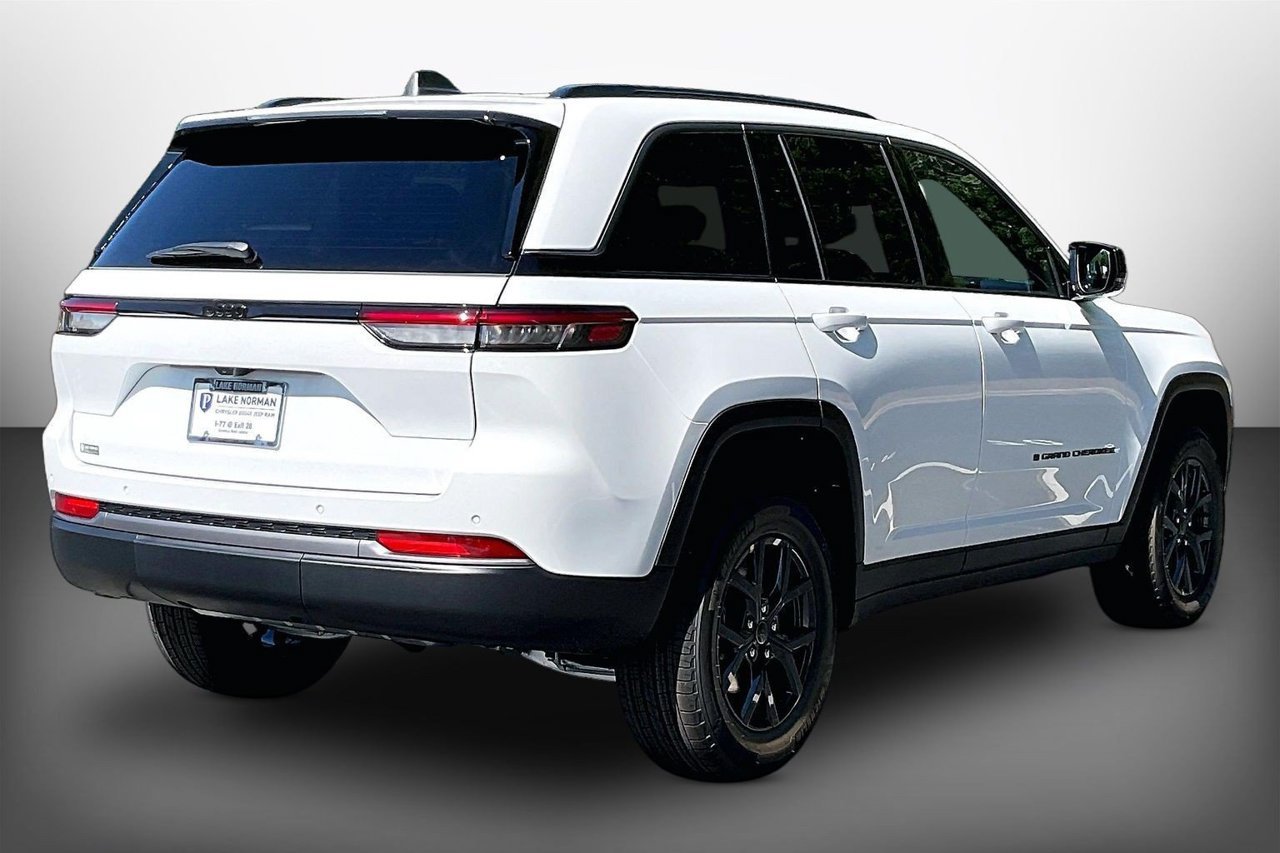 New 2027 Jeep Grand Cherokee Altitude RWD image 8