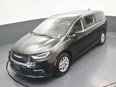 Used 2023 Chrysler Pacifica Touring-L FWD image 44