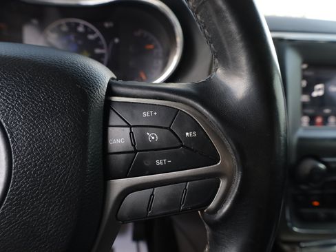 Used 2021 Jeep Grand Cherokee Laredo image 25