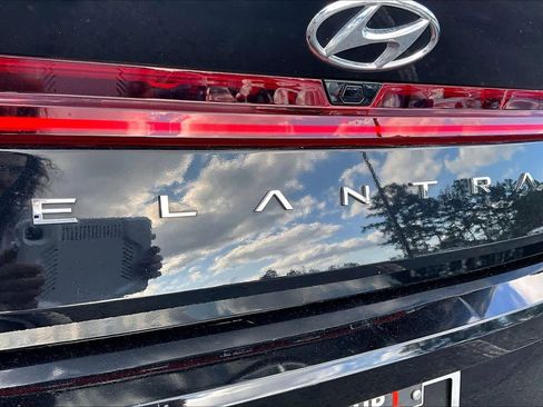 Used 2022 Hyundai Elantra Limited w/ Preferred Accessory Package image 31