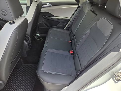 Certified 2025 Volkswagen Taos SE FWD image 12