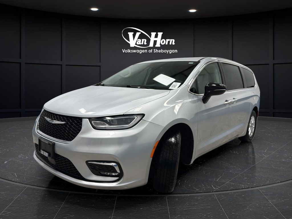 Used 2024 Chrysler Pacifica Touring-L FWD image 3