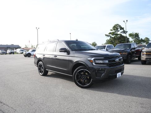Used 2022 Ford Expedition Limited RWD image 2
