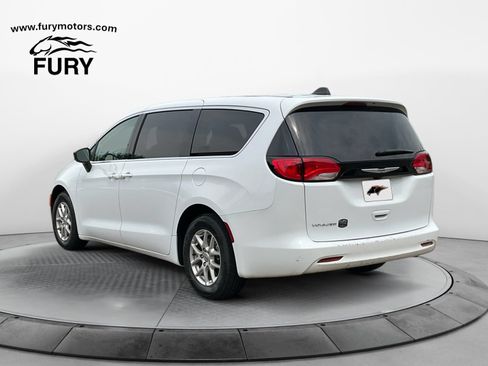 Used 2024 Chrysler Voyager LX FWD image 5