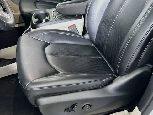 Used 2024 Chrysler Pacifica Touring-L FWD image 18