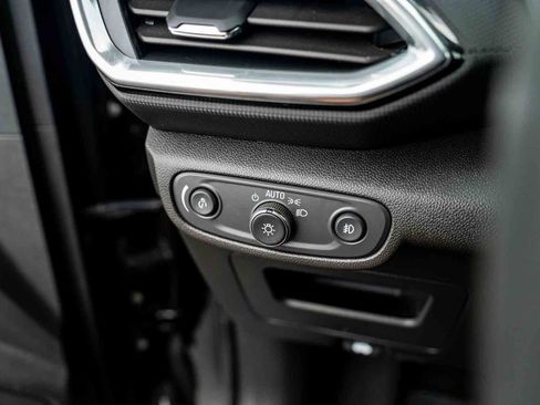 Used 2023 Chevrolet TrailBlazer LT FWD image 13