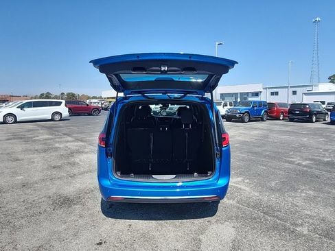 New 2026 Chrysler Pacifica Select FWD image 24