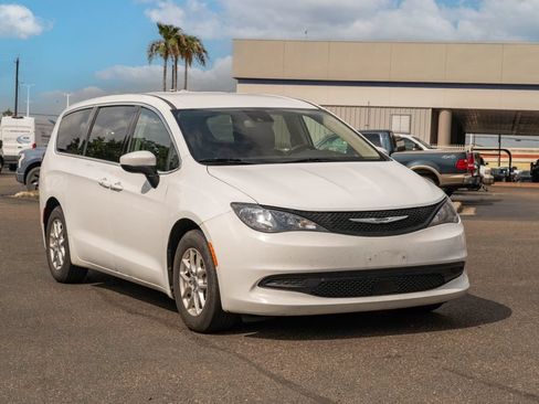 Used 2023 Chrysler Voyager LX FWD image 1