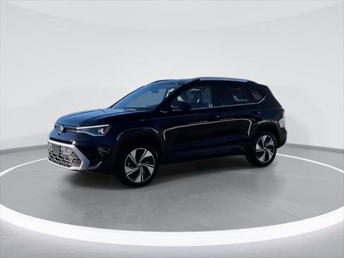 Used 2025 Volkswagen Taos SE AWD/4WD image 4