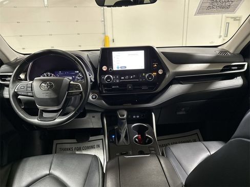 Used 2024 Toyota Highlander XLE image 10