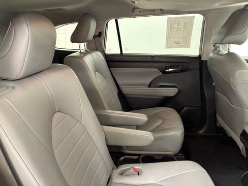 Used 2022 Toyota Highlander XLE AWD/4WD image 16
