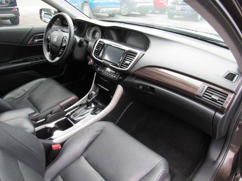 Used 2016 Honda Accord Touring image 27