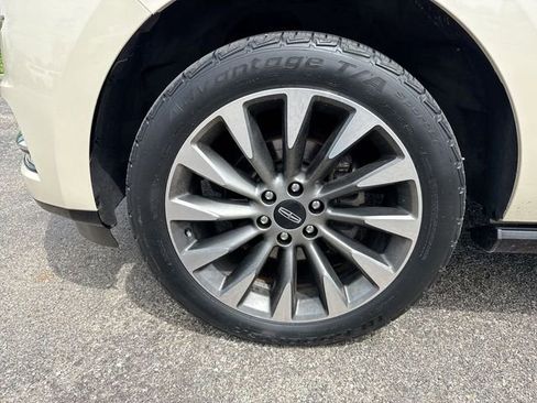 Used 2018 Lincoln Navigator Select AWD/4WD image 10