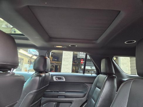 Used 2014 Ford Explorer XLT w/ Equipment Group 202A AWD/4WD image 16