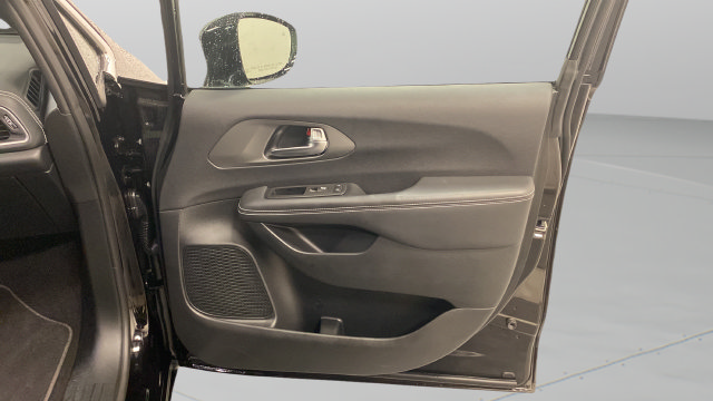 Used 2025 Chrysler Pacifica Select FWD image 31