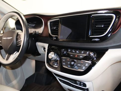 Used 2019 Chrysler Pacifica Limited w/ Tire & Wheel Group FWD image 62
