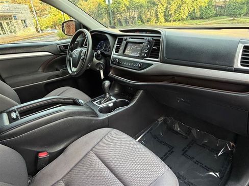 Used 2019 Toyota Highlander LE AWD/4WD image 32