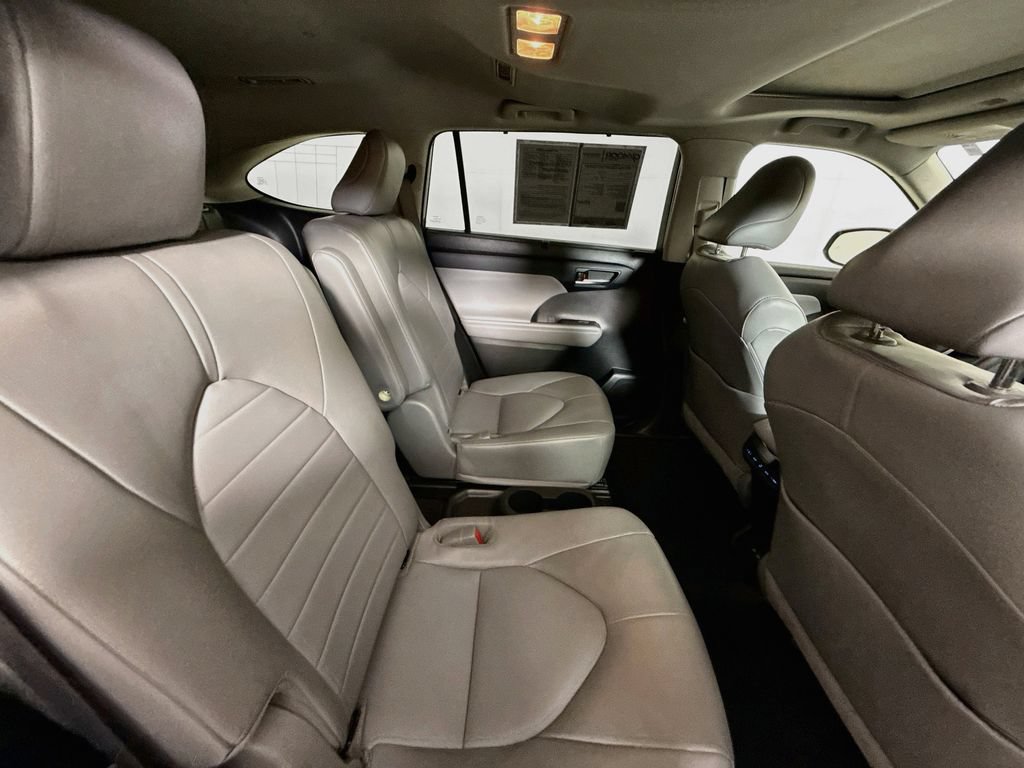 Used 2022 Toyota Highlander XLE FWD image 26