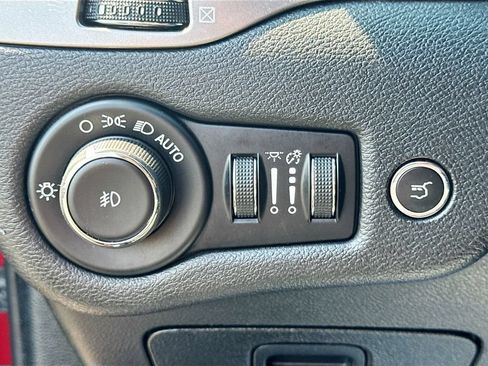 Used 2019 Jeep Cherokee Limited w/ Technology Group AWD/4WD image 10