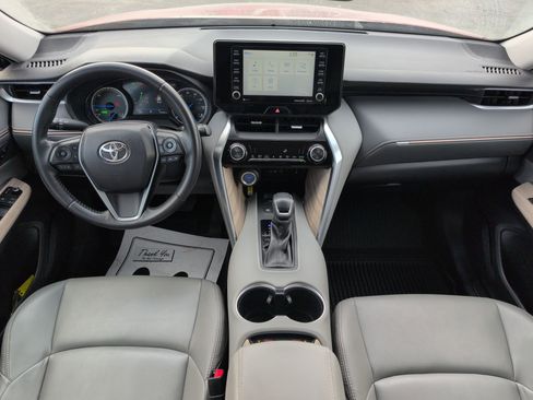 Used 2022 Toyota Venza XLE image 11