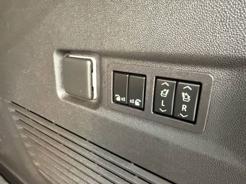 Used 2023 Chevrolet Suburban Z71 w/ Luxury Package image 32