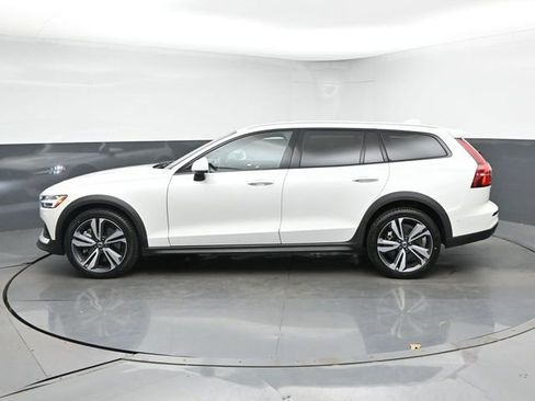 Used 2025 Volvo V60 B5 Cross Country Plus AWD/4WD image 6