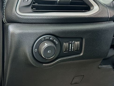 Used 2024 Chrysler Pacifica Limited image 10