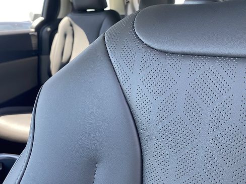 New 2026 Kia Carnival LXS FWD image 13