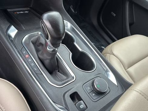 Used 2022 Chevrolet Traverse LT w/ LT Premium Package FWD image 29