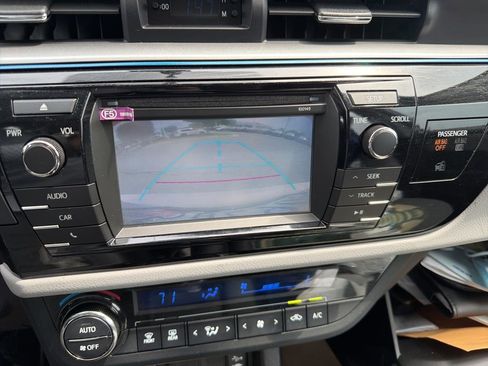 Used 2015 Toyota Corolla LE FWD image 4