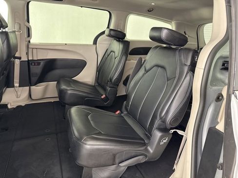 Used 2024 Chrysler Pacifica Touring-L image 24