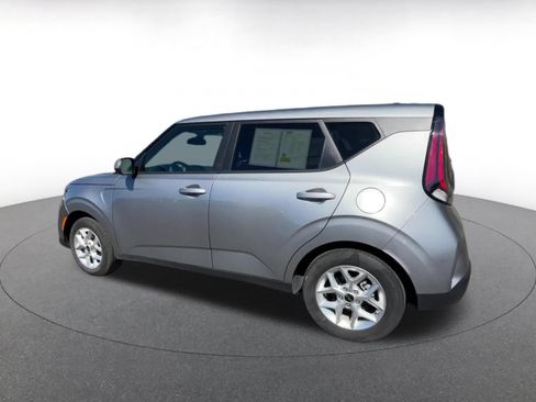 Used 2025 Kia Soul LX w/ LX Technology Package FWD image 10