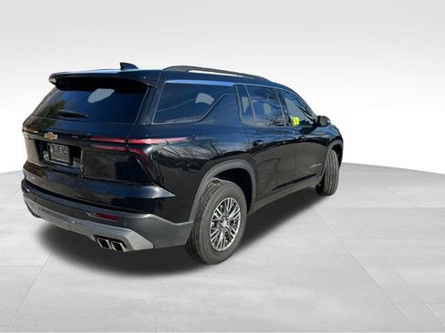 Used 2025 Chevrolet Traverse LT image 12