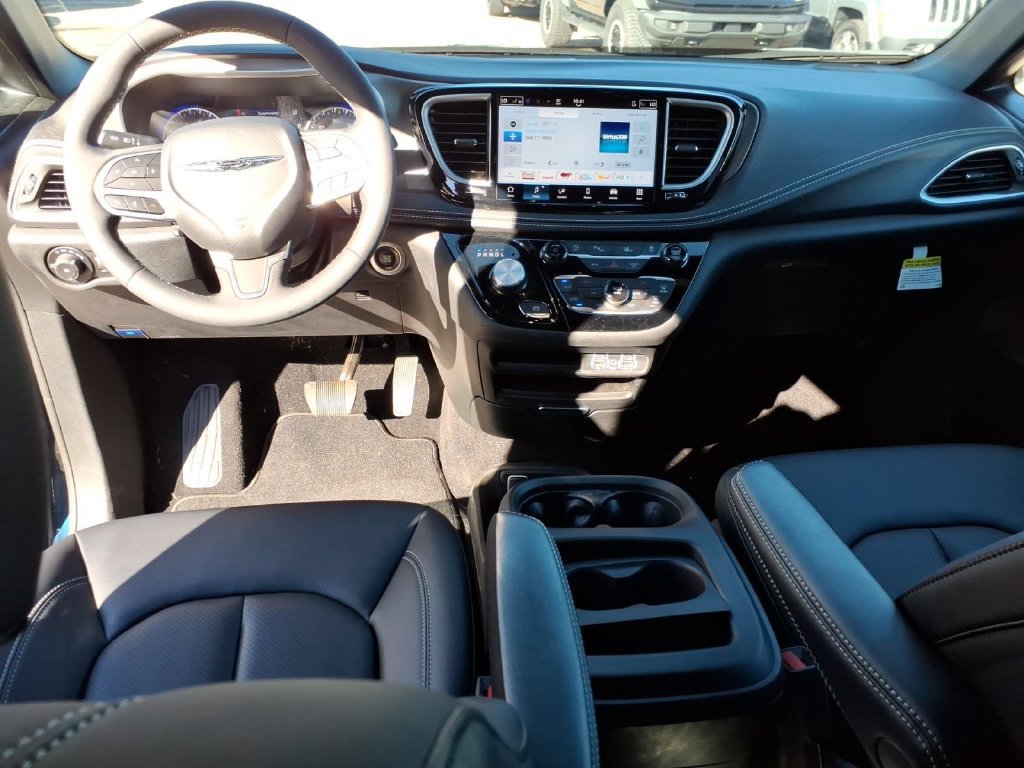 Used 2025 Chrysler Pacifica Select FWD image 13