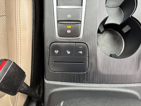 Used 2020 Ford Escape Titanium image 30