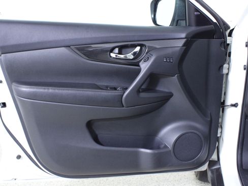 Used 2017 Nissan Rogue SL w/ SL Premium Package image 18