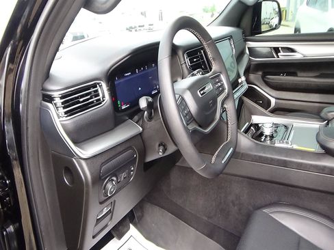 Certified 2024 Jeep Wagoneer Series II w/ Convenience Group I AWD/4WD image 19