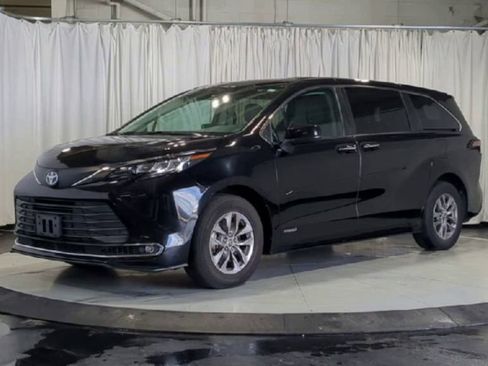 Used 2021 Toyota Sienna XLE FWD image 5