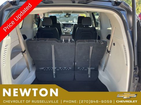 Used 2022 Chrysler Pacifica Touring-L FWD image 44