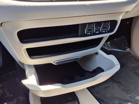 Used 2023 Chrysler Pacifica Touring-L FWD image 10