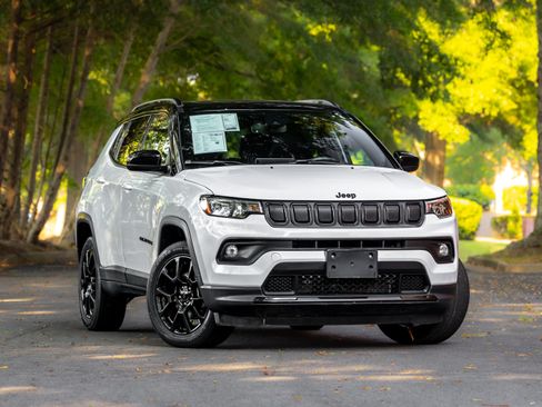 Used 2022 Jeep Compass Latitude w/ Sun and Sound Group AWD/4WD image 1