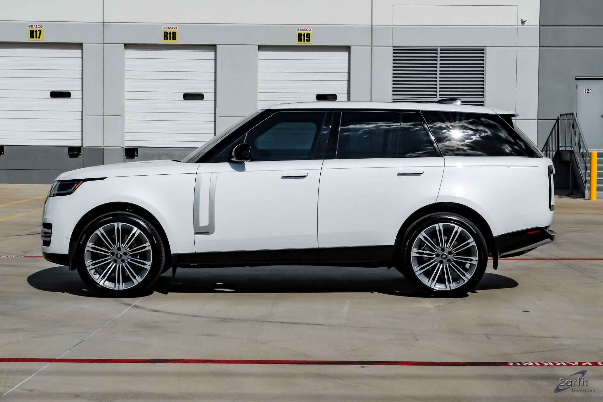 Used 2025 Land Rover Range Rover Autobiography AWD/4WD image 6