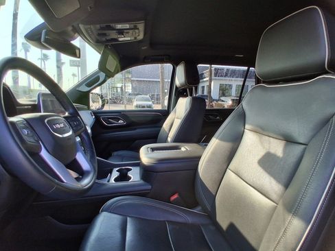 Used 2023 GMC Yukon SLT w/ SLT Luxury Package image 10