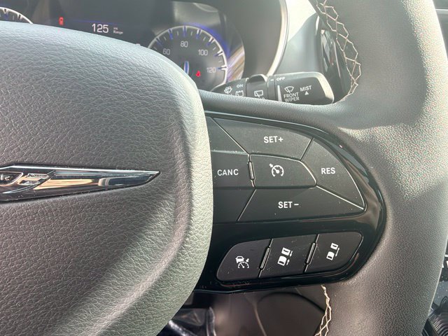 Used 2025 Chrysler Pacifica Limited FWD image 38