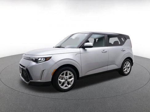 Used 2025 Kia Soul LX w/ LX Technology Package FWD image 3