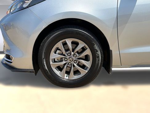 Used 2024 Toyota Sienna XLE FWD image 11